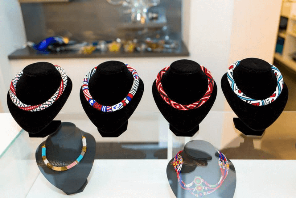 Výstava typických afrických ozdob z&nbsp;českých perliček